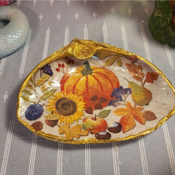 DECOUPAGE CLAM SHELL DECOUPAGE TRINKET DISH WITH FALL THEMES - Picture 4 of 10